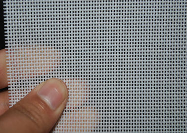 China O branco 2 derramou a tela material da malha do Weave liso para o transporte, serviço do ODM do OEM fornecedor